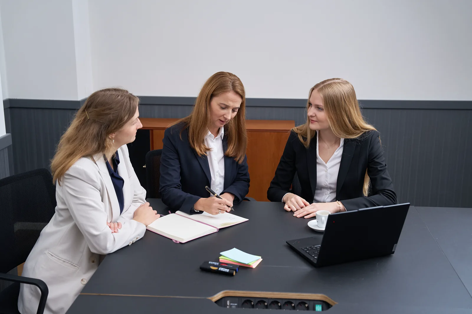 Consultants creating clarity in a project conversation